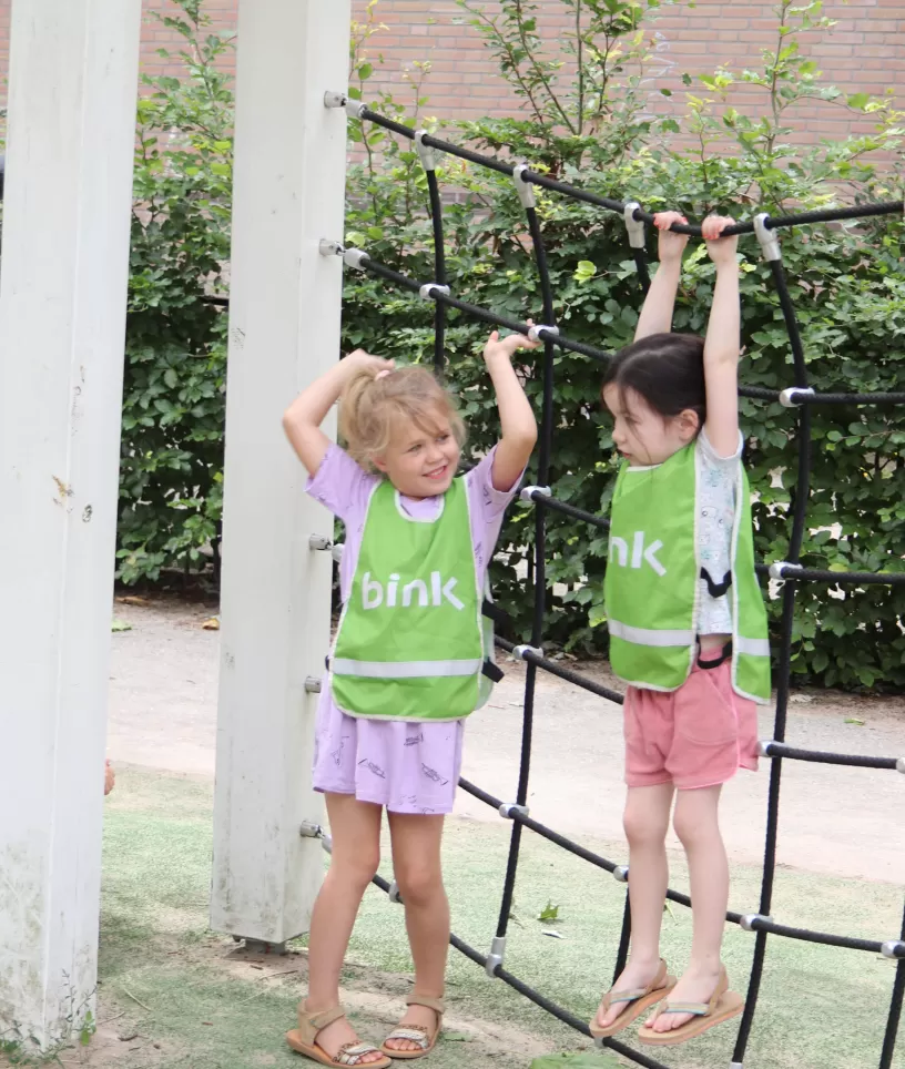 Meisjes bij klimrek Vondel