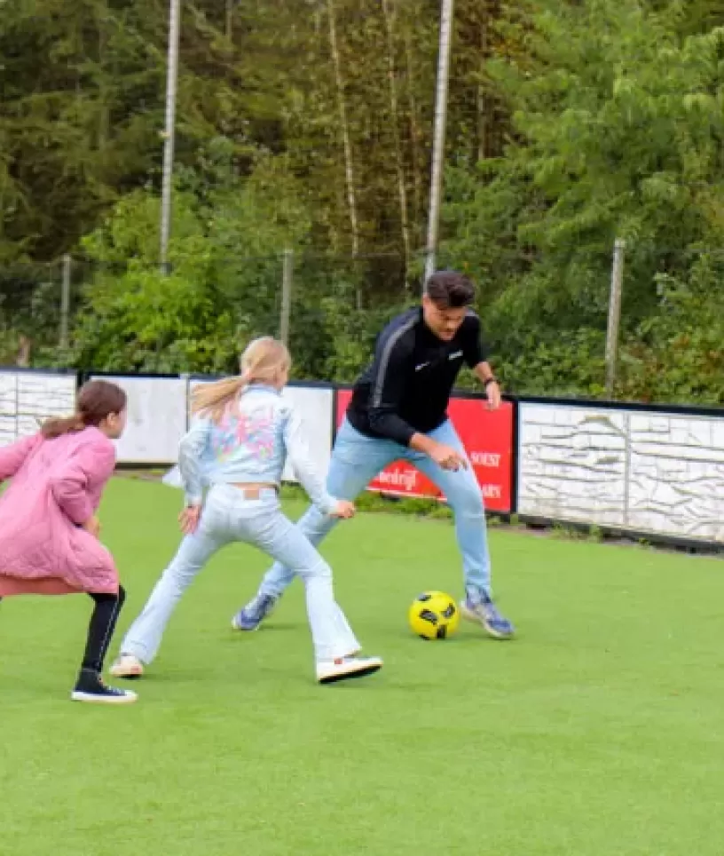 actiefoto voetballen op de bso