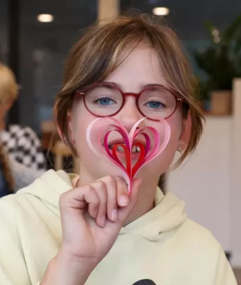 meisje met knutselwerk