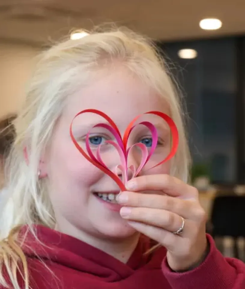 meisje dat knutselt