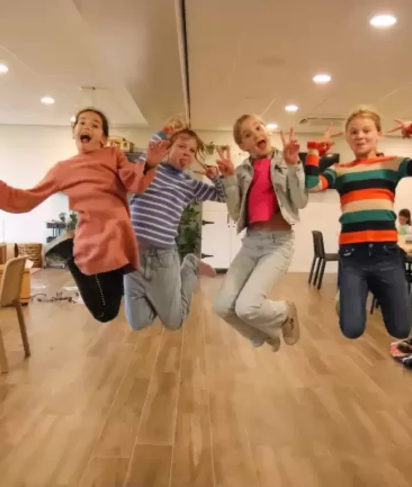 springende meisjes