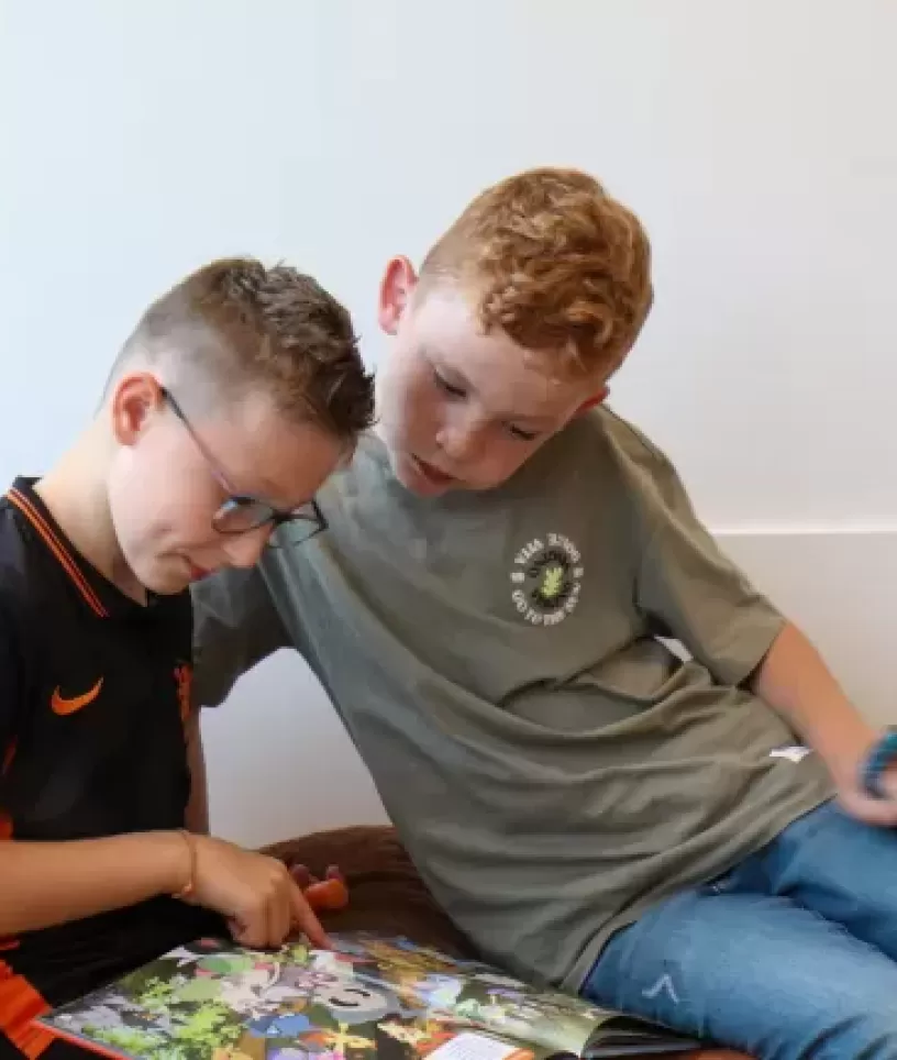 lezende jongens