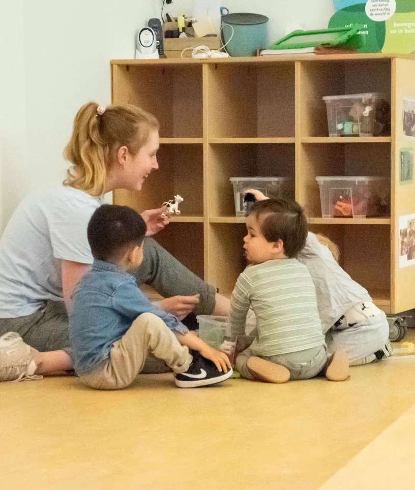 Kinderdagverblijf Avonturijn pedagogisch medewerkster met kindjes