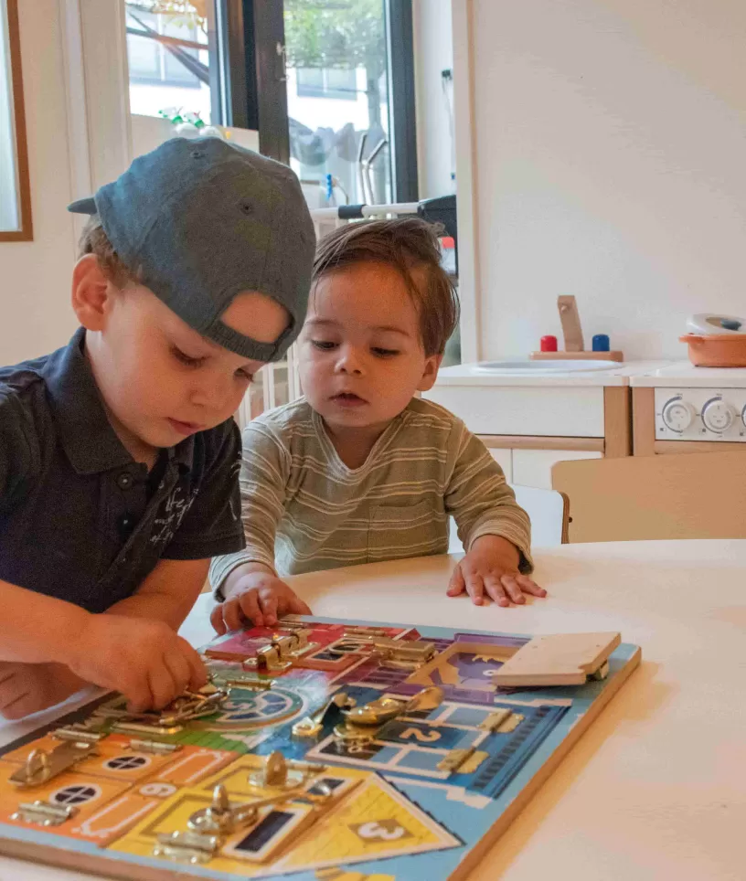 Kinderen met sensorisch speelgoed spelen