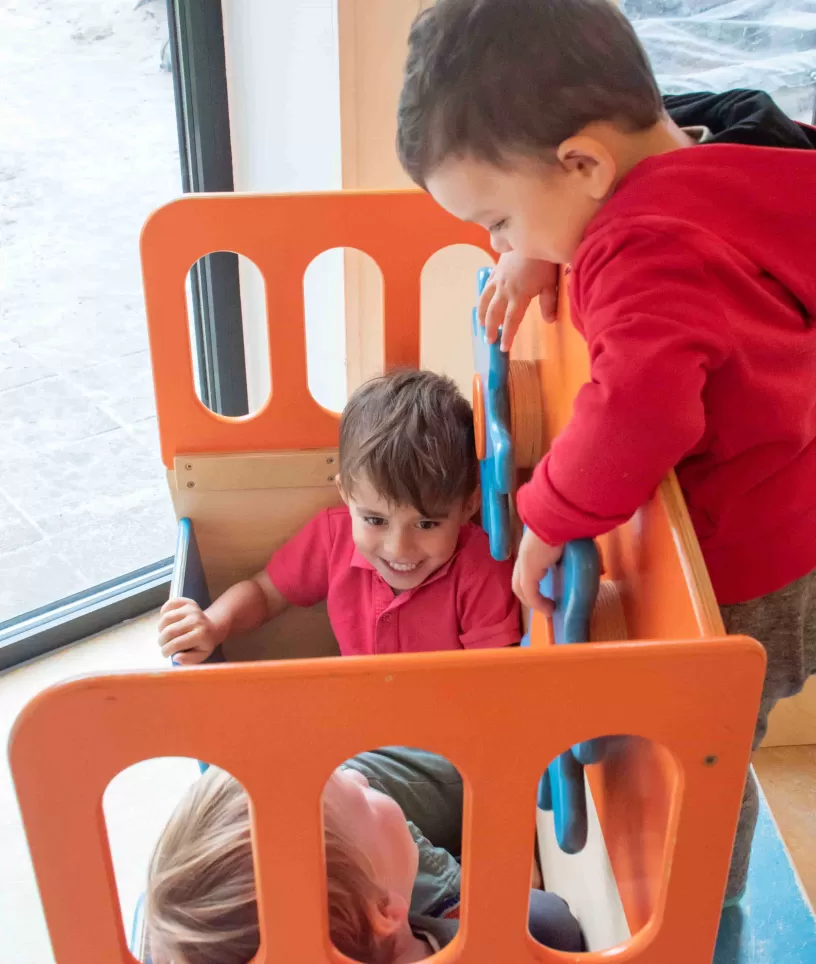 Jongens spelen in boot