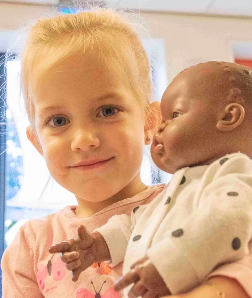 Meisje met babypop