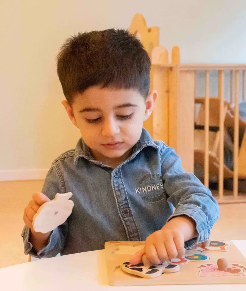 Kind speelt met sensorisch bord