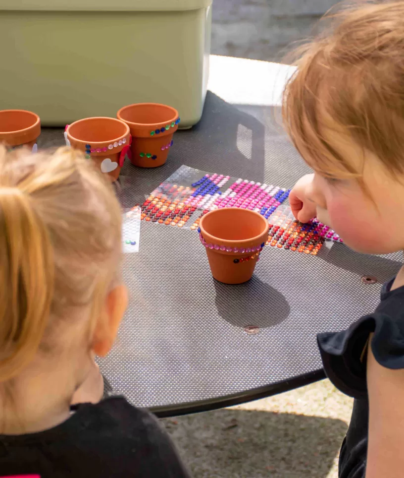 Kinderdagverblijf Dribbel meisjes knutselen