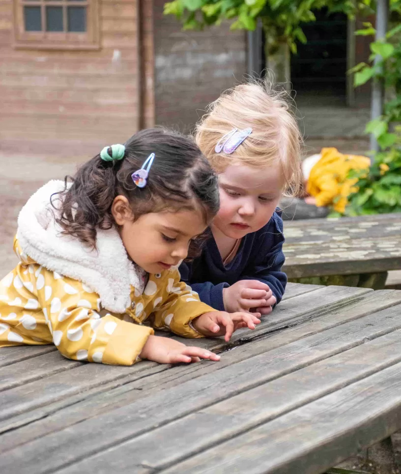 Meisjes in tuin Kasteel