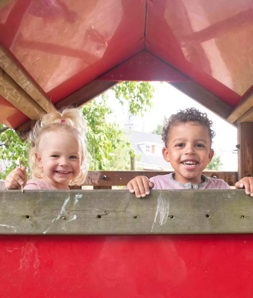 Jongen en meisje in speelhuis