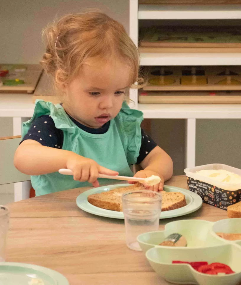 meisje brood smeren