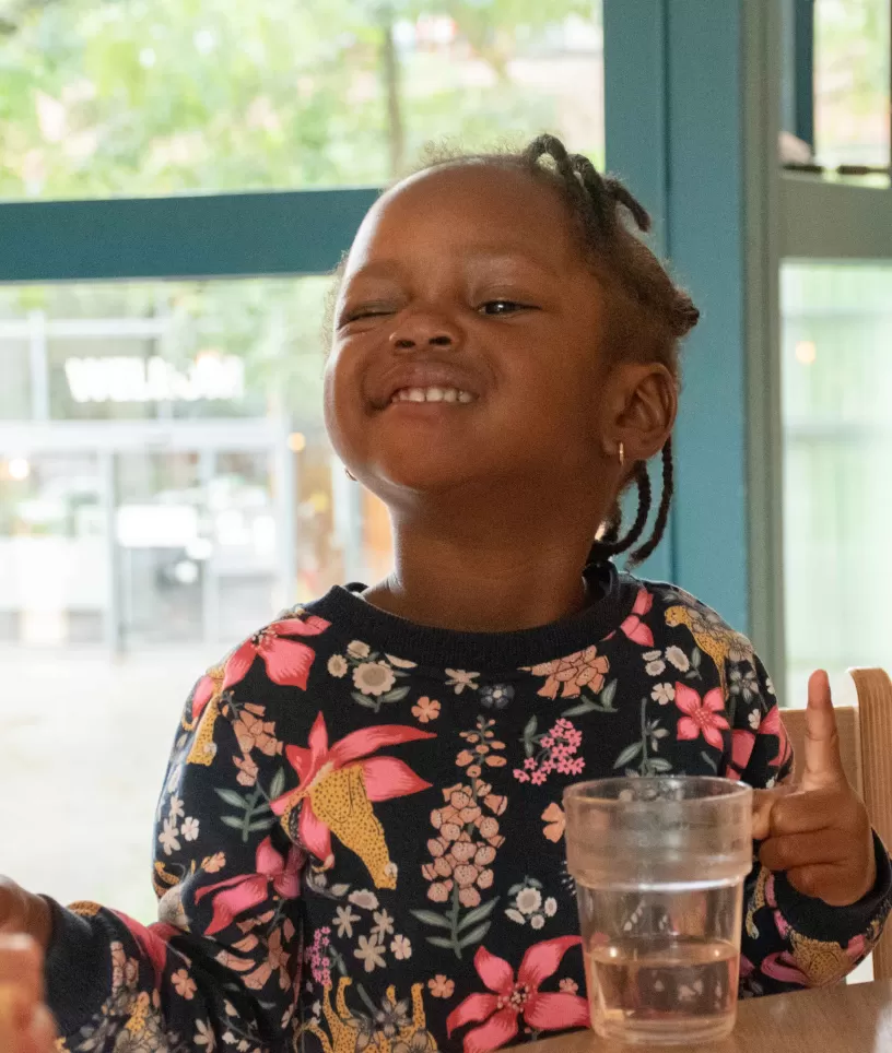 Kinderdagverblijf Marimba meisje knipoogt