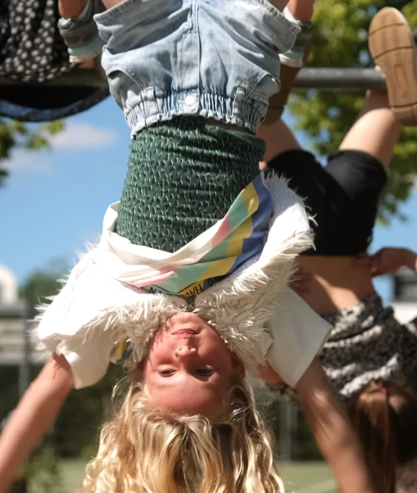 Op zijn kop op het klimrek