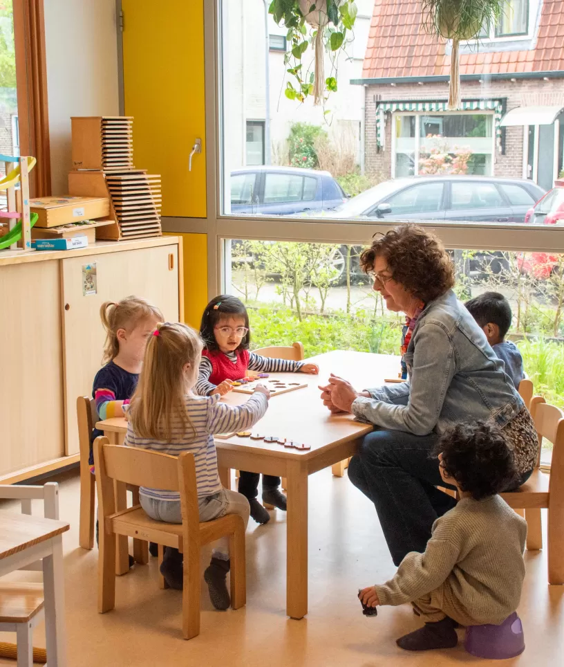 PM met groepje kinderen spel spelen