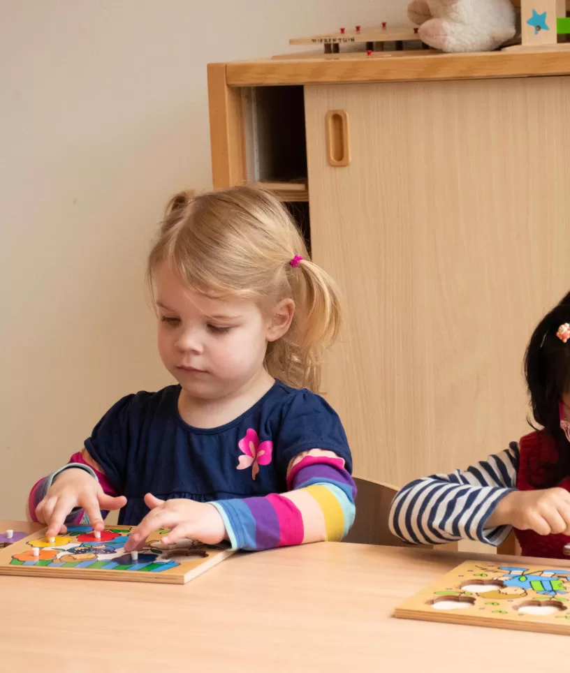 Peuterspeelzaal Kleine Sterren meisjes puzzelen