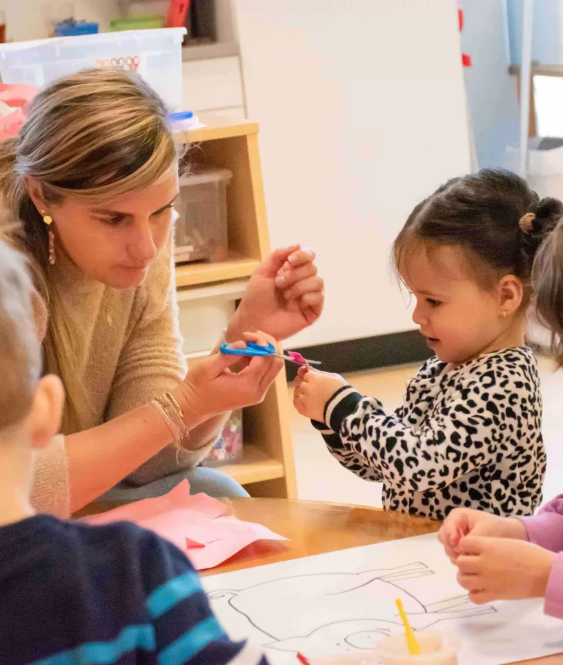 PM met kinderen knutselen