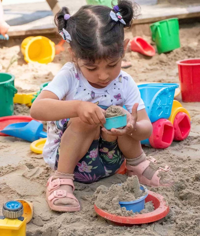 Meisje in de zandbak