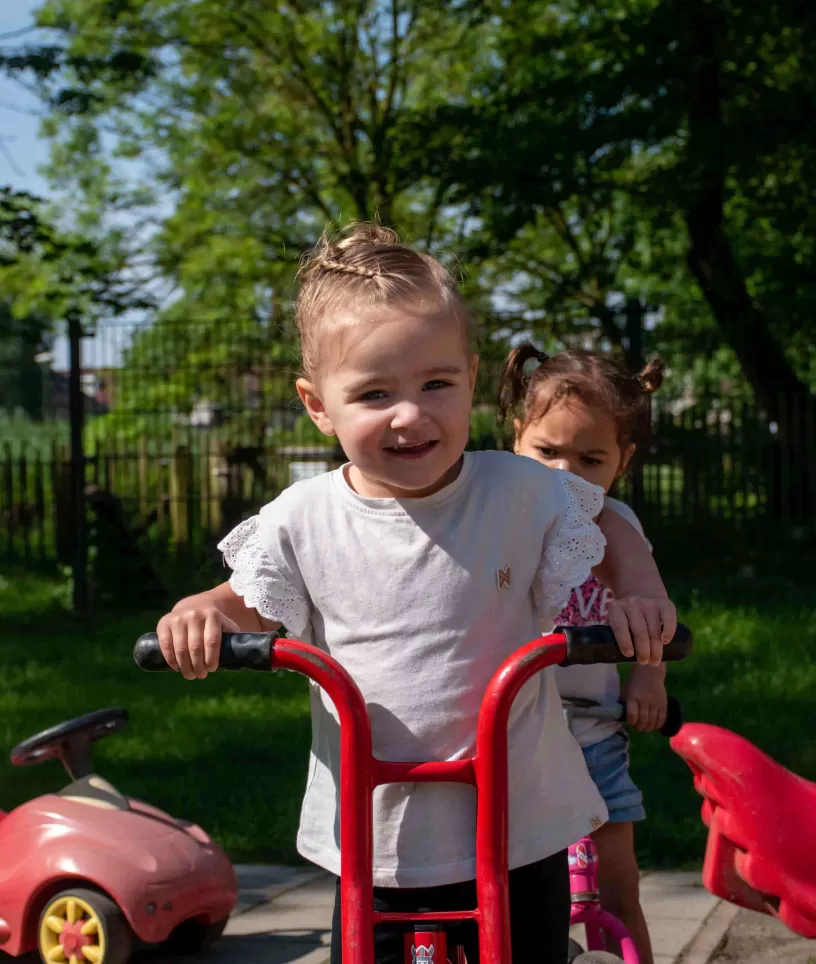 Meisje op rode step