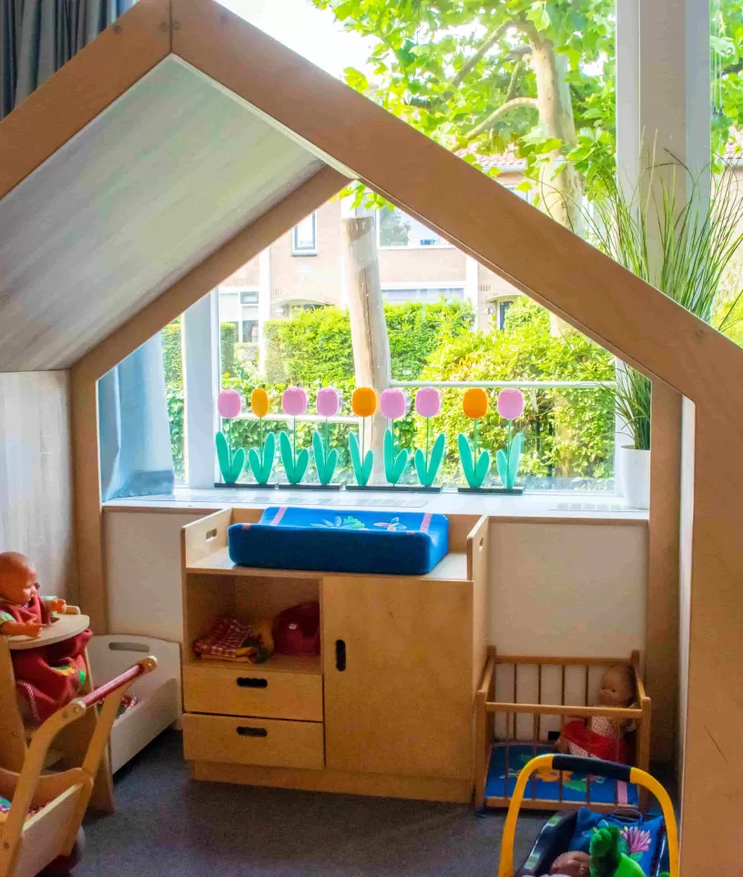 Peuterspeelzaal Montessori Zuid speelhoek poppen