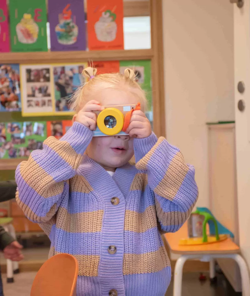 Meisje met fotocamera Villa Vrolik