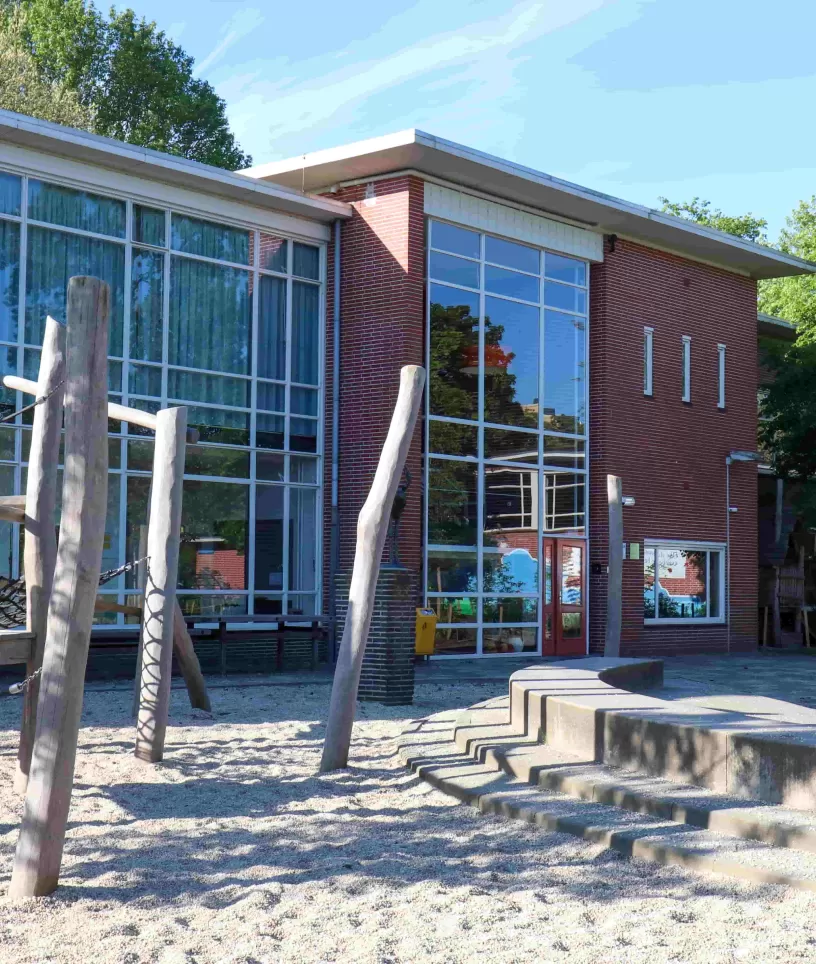 Kleine IJsbeer buiten speeltoestel