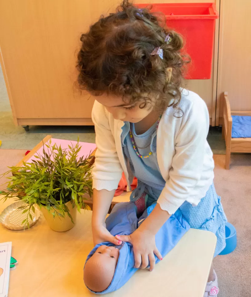 meisje met pop