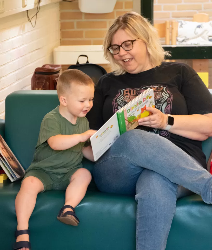 Pedagogisch medewerkster leest voor