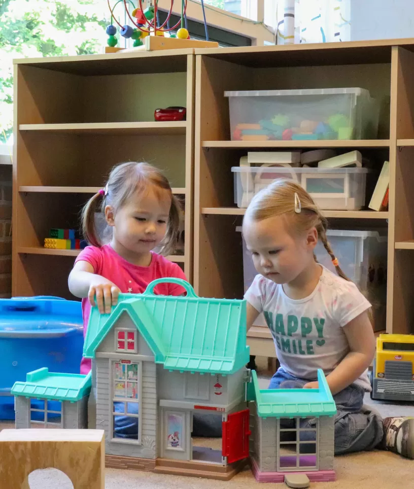 twee spelende meisjes