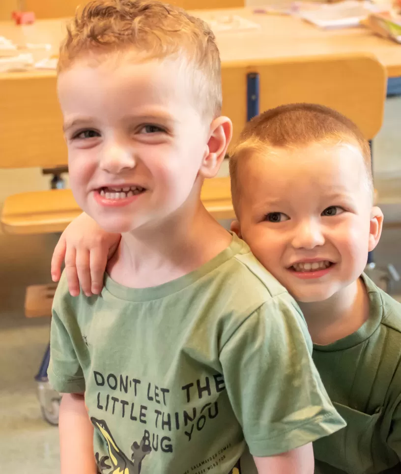 Twee jongens samen spelen