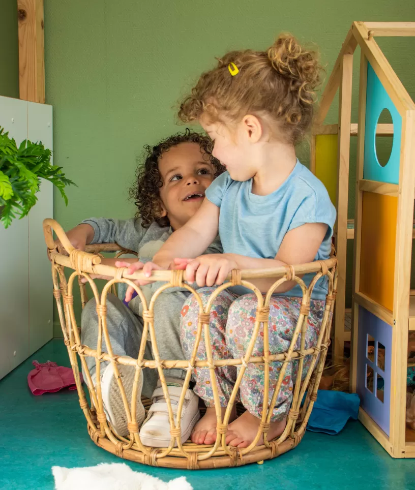 Kinderen in mand samen spelen