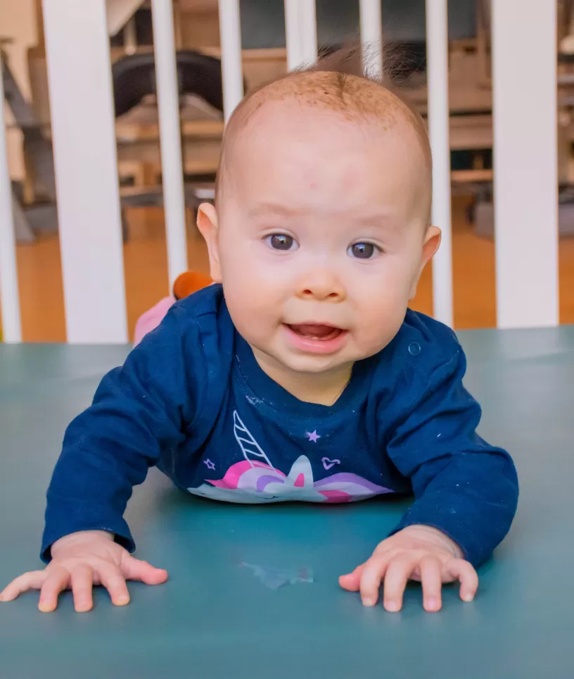Baby lacht