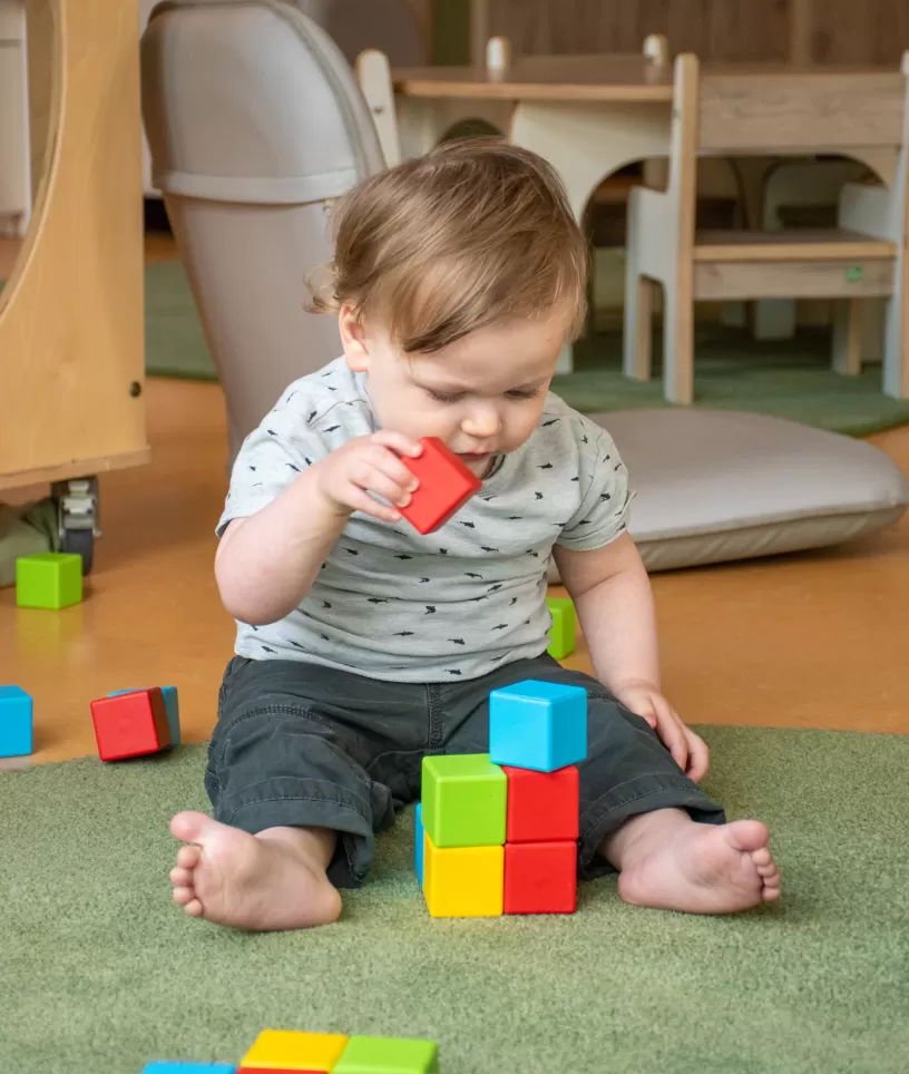 Kind speelt met blokken