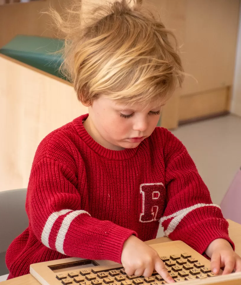 jongen met speelgoed laptop