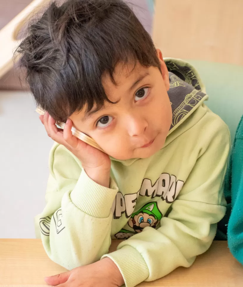 Jongen met speelgoed telefoon