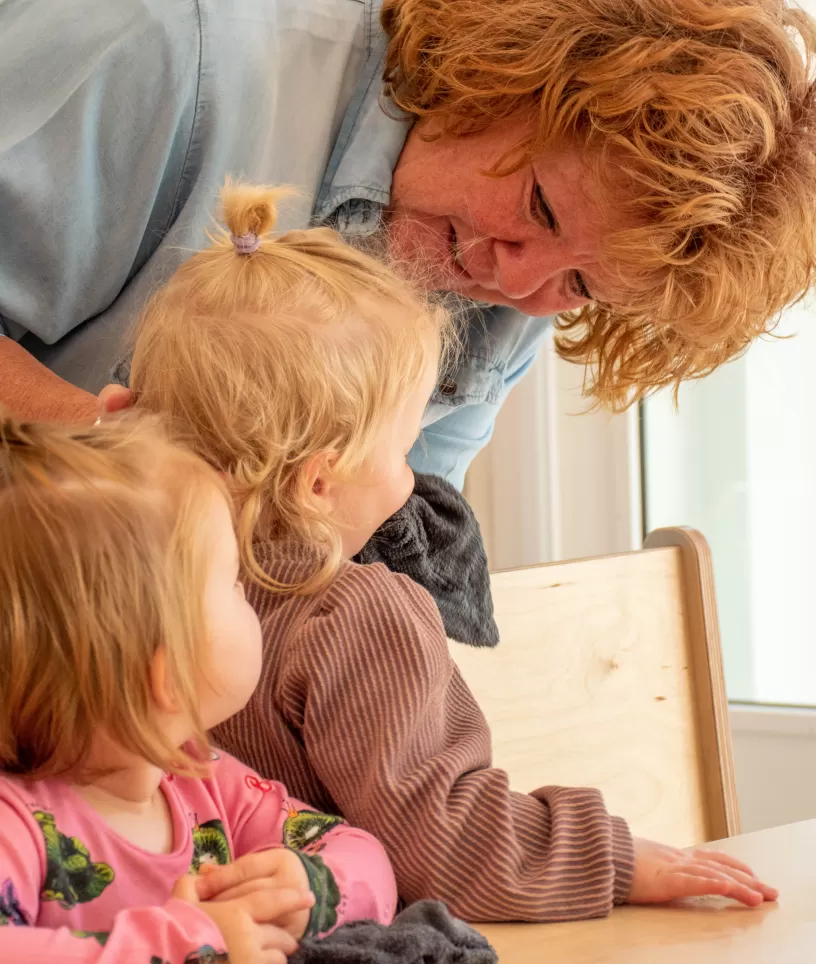 PM veegt mond af meisje