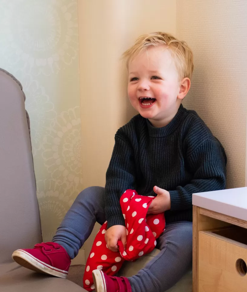 Peuter jongen lacht