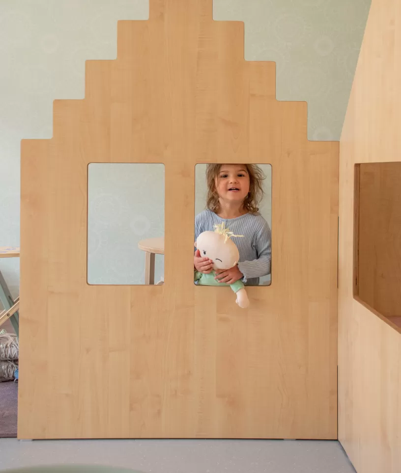 Speelhuisje binnen meisje