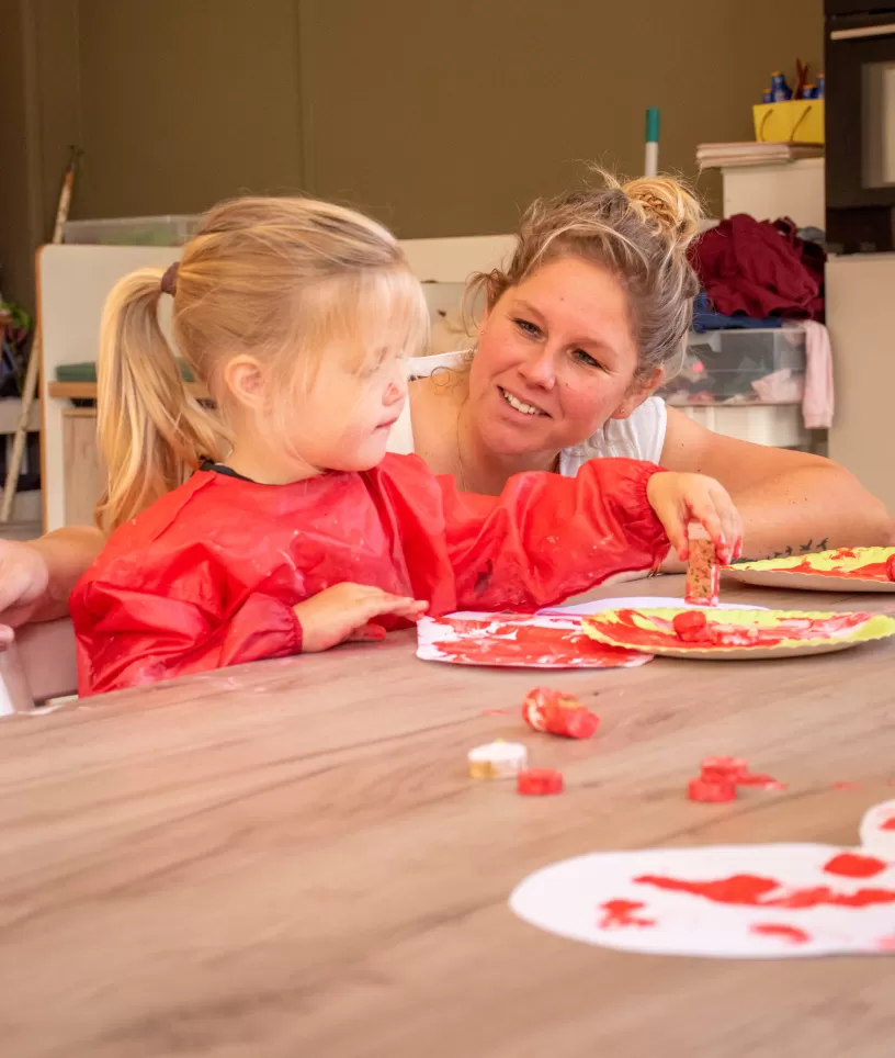 PM met kind schilderen