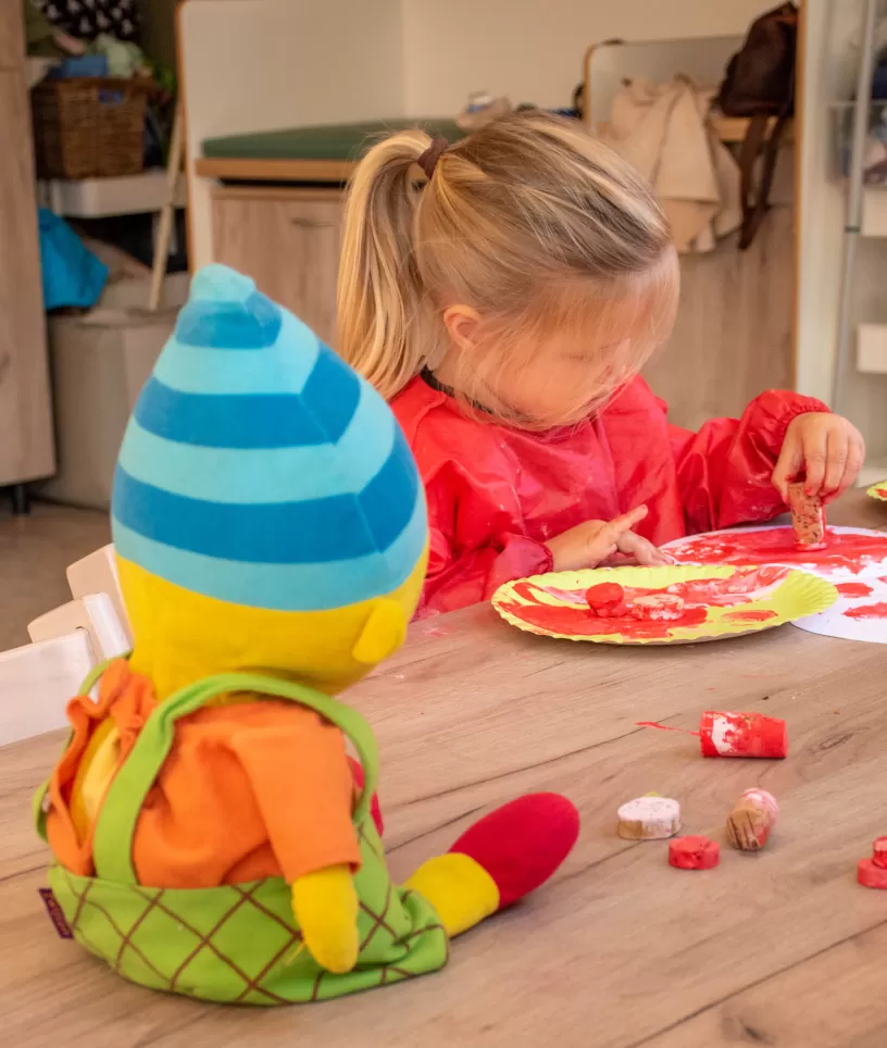 Puk en meisje schilderen