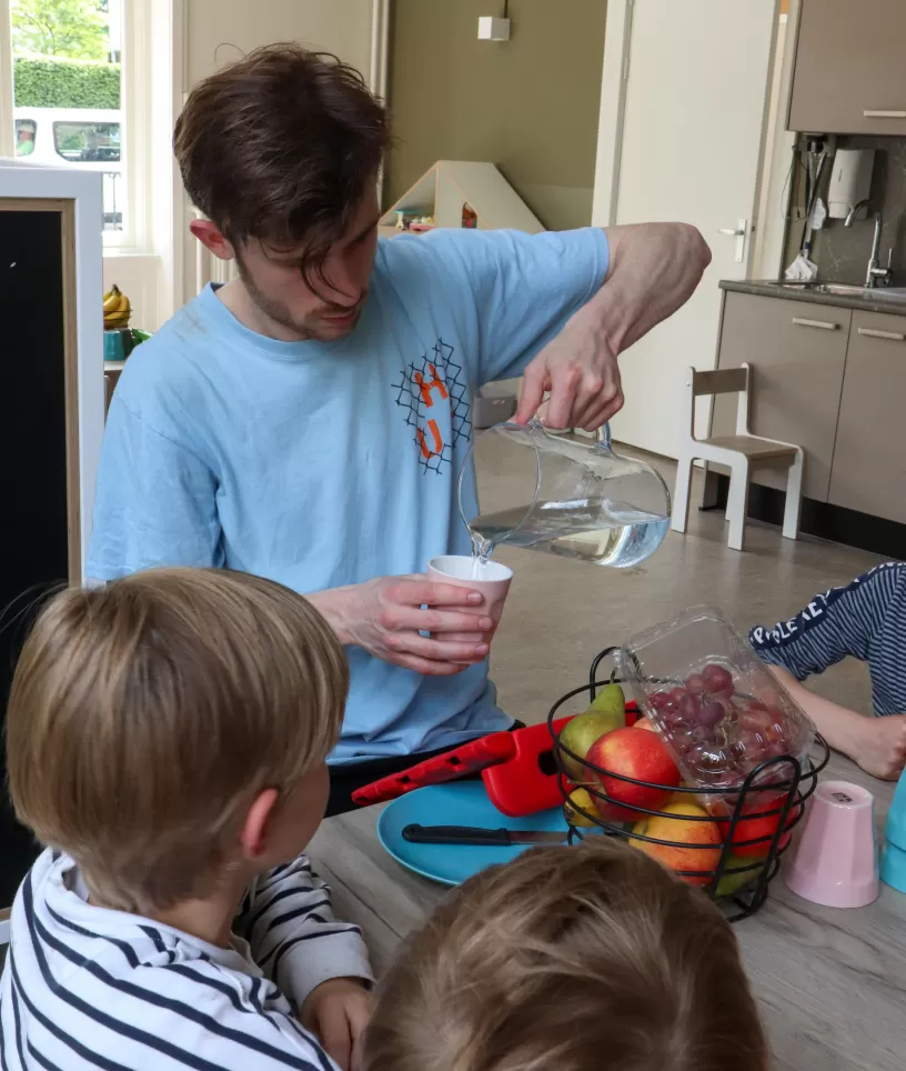 PM schenkt drinken in