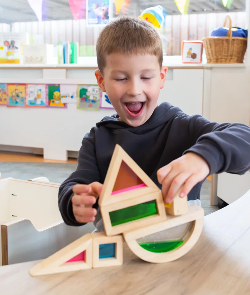 Jongen speelt met balansspel