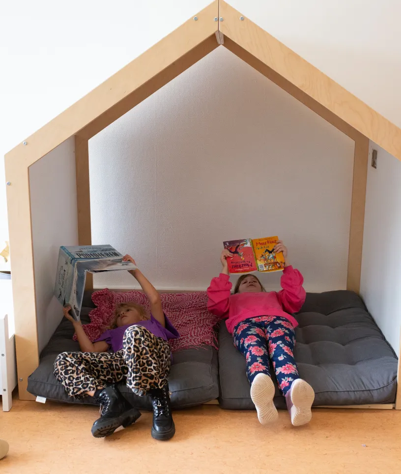 Boekje lezen in speelhuis