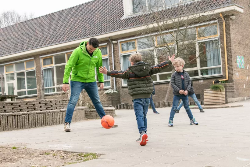 Voetballen schoolplein