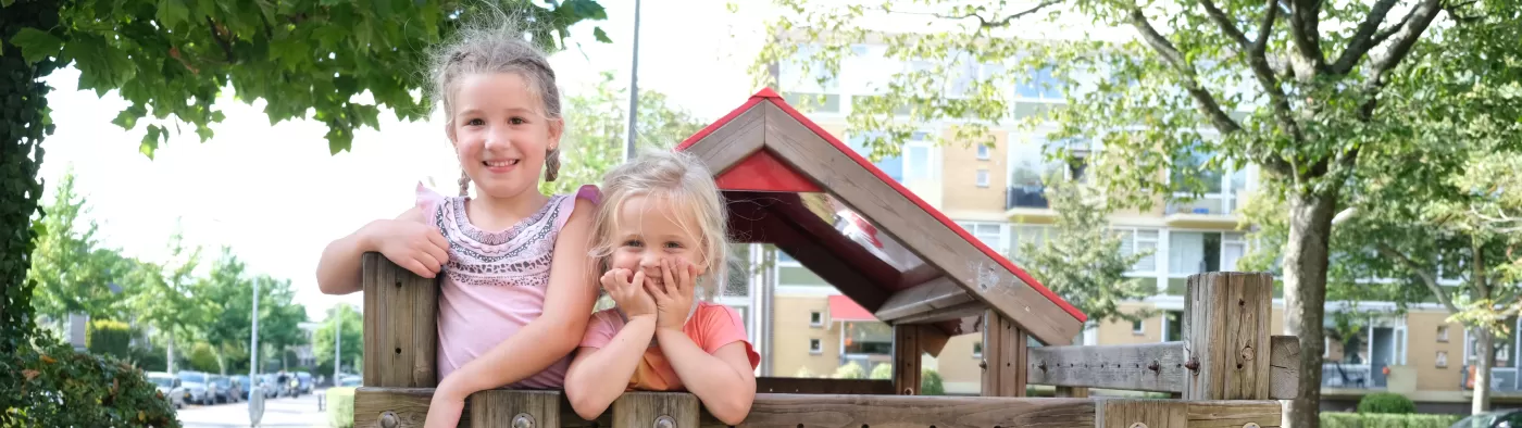 meisje buitenspelen