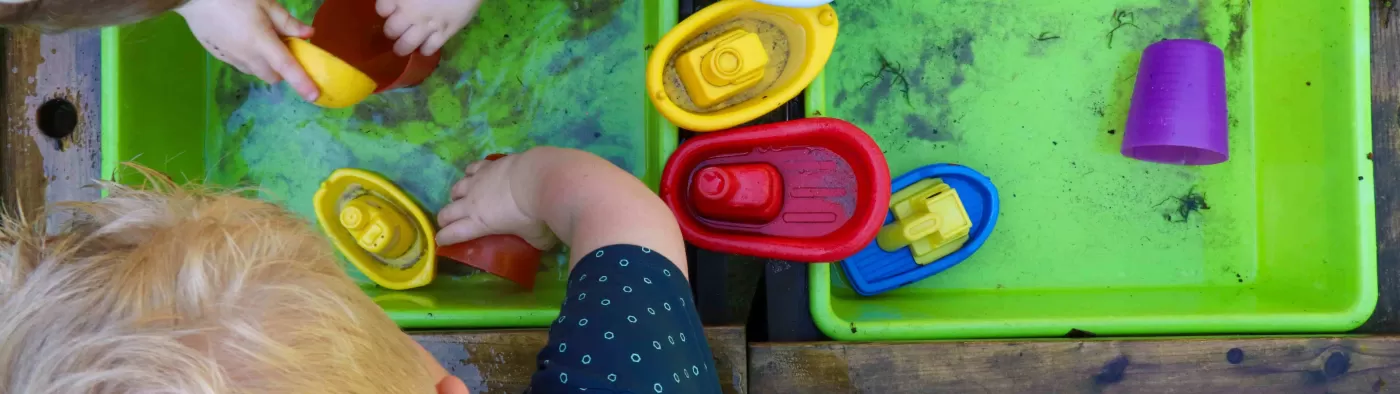 Met bootjes in water spelen