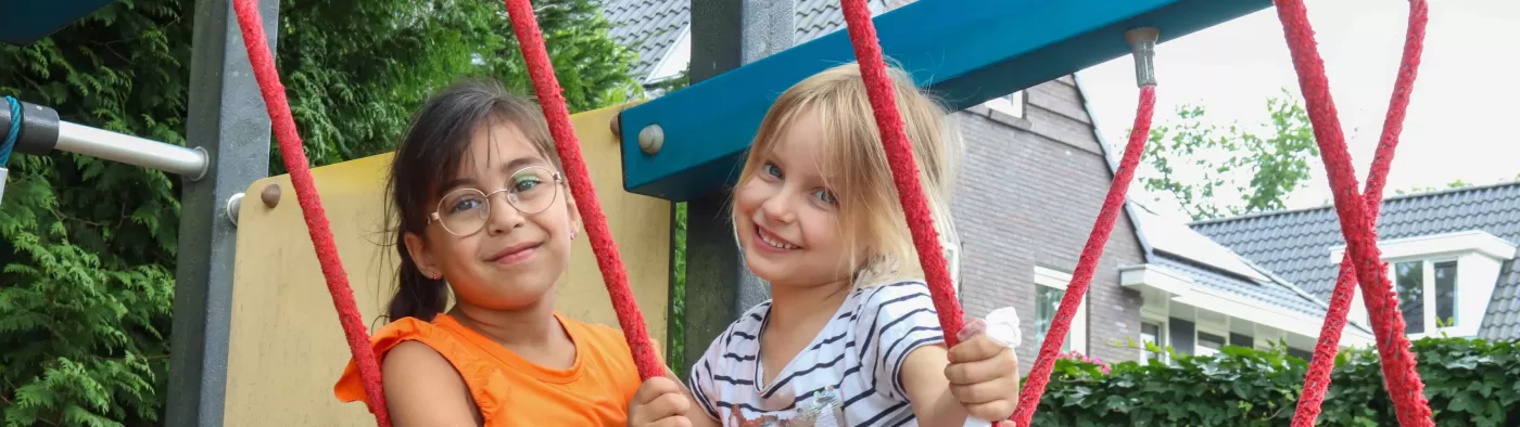 twee meisjes op schommel