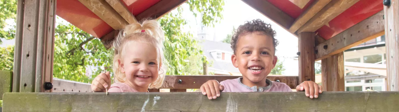 Jongen en meisje in speelhuis