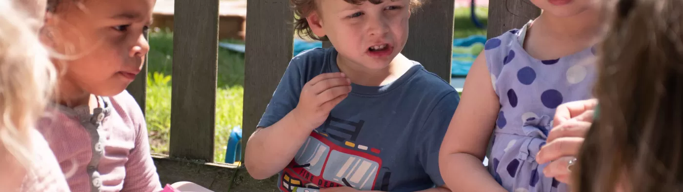Kinderen picknicken
