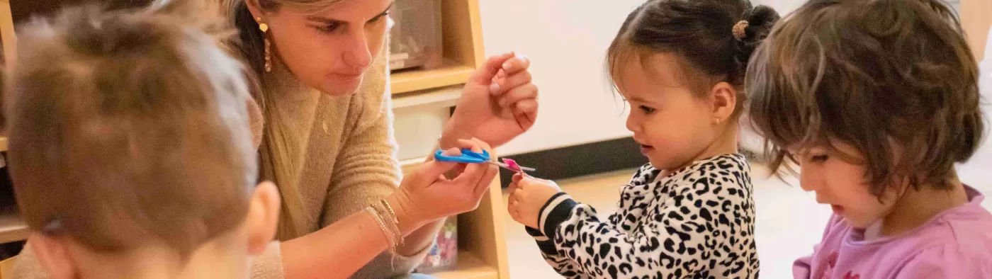 PM met kinderen knutselen