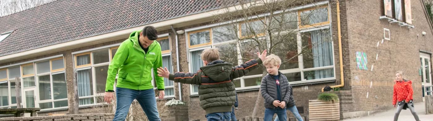 Voetballen schoolplein